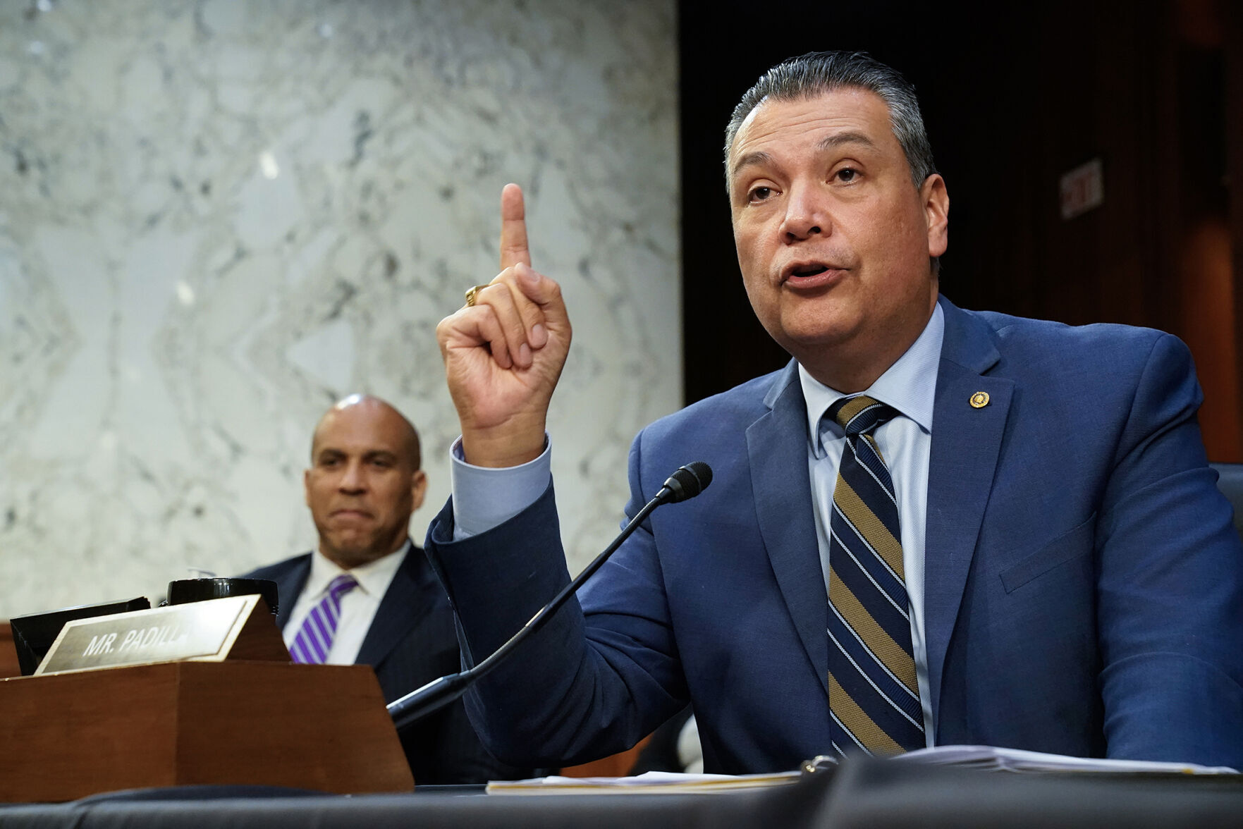 US-NEWS-CALIF-SENATORS-DEMANDS-2-LA